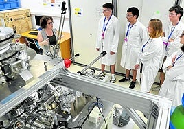 Varios estudiantes en la Facultad de Química de la Universidad vasca.