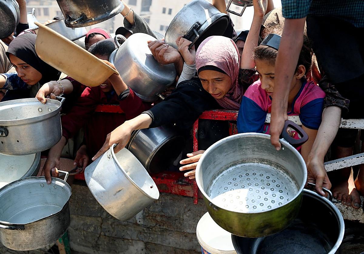 Gazatíes esperan recibir alimentos.