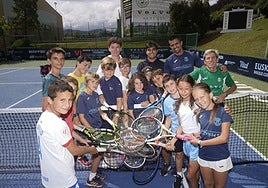 Los jóvenes tenistas, con los formadores Julián Aniel-Quiroga (izquierda arriba) y Álex Moro (derecha).