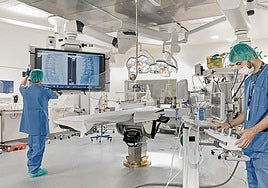 Dos técnicos de electromedicina de Osakidetza revisan los equipos de uno de los quirófanos del hospital Txagorritxu.