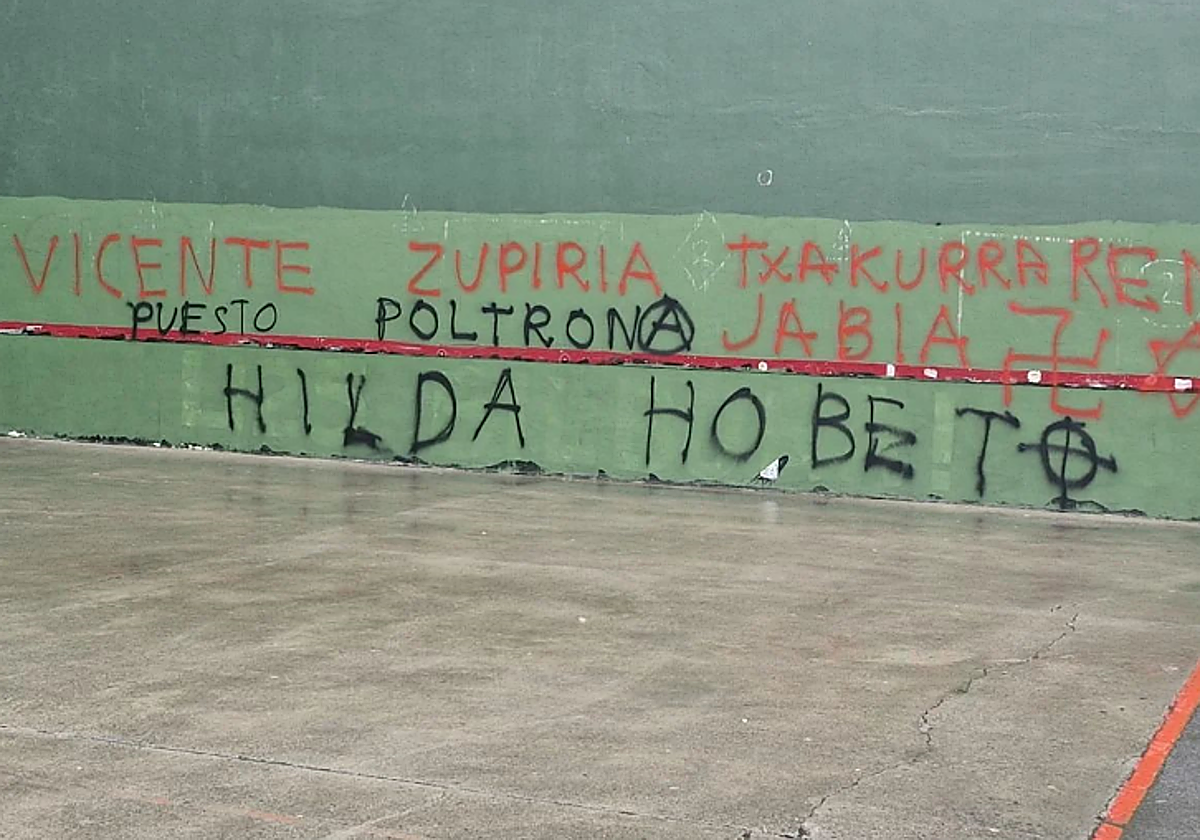 Pintadas contra Zupiria en el frontón de Hernani.