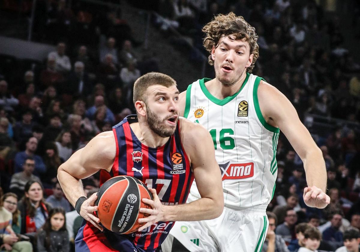 Rogkavopoulos intenta una penetración a canasta en el partido ante el Panathinaikos jugado en el Buesa Arena.