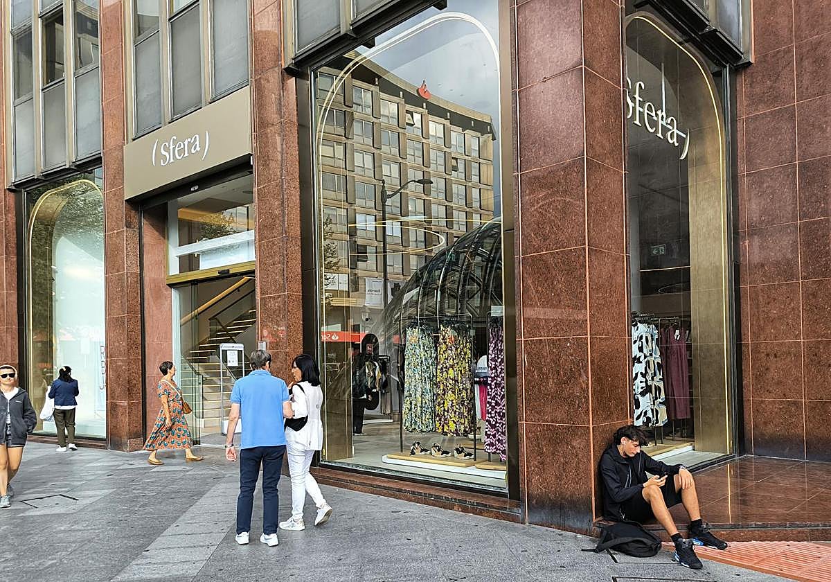 Vista del exterior de la tienda Sfera.