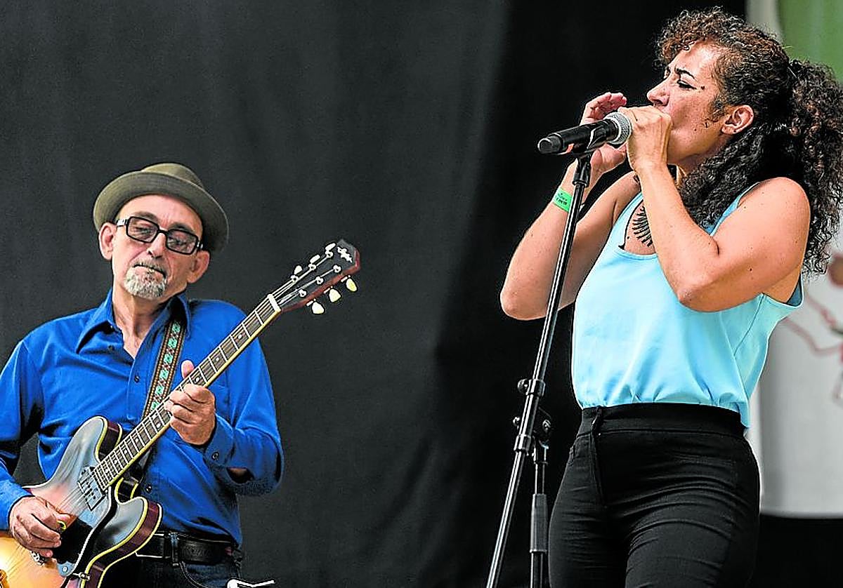 La gerundense Sweet Marta, con Johnny Bigstone a la guitarra.