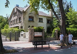 Anuncio de una nueva promoción de viviendas de lujo en el paseo de Fray Francisco.