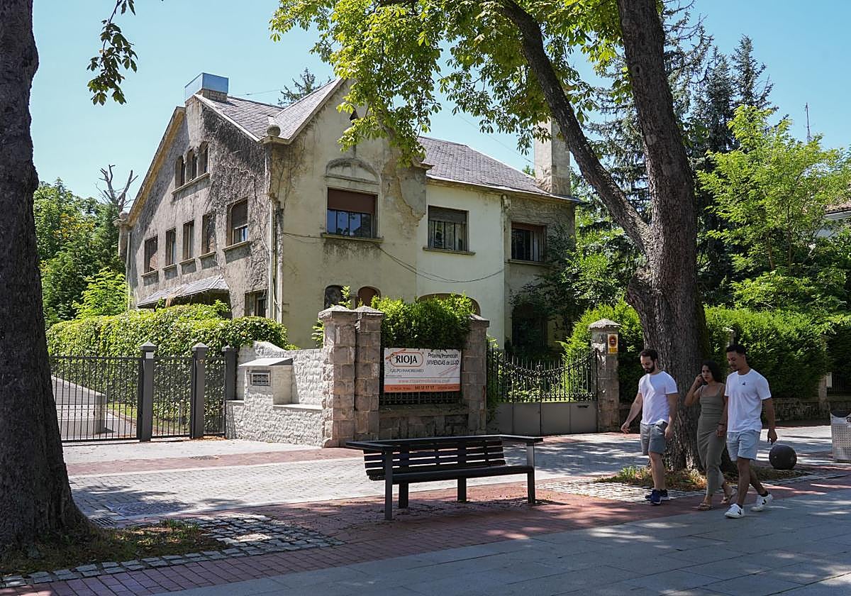 Anuncio de una nueva promoción de viviendas de lujo en el paseo de Fray Francisco.