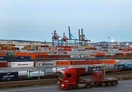 Un trabajador del acero durante sus labores en una fundición