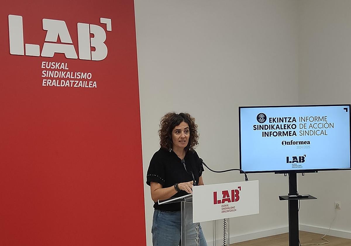 Oihana Lopetegi, responsable de acción sindical de LAB, durante la presentación del informe de accción sindical este lunes.