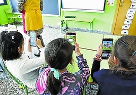 Alumnos de Infantil pendientes del teléfono móvil en el aula.