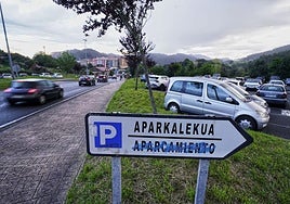 Los parkings junto a la variante son los más usados por veraneantes y turistas.
