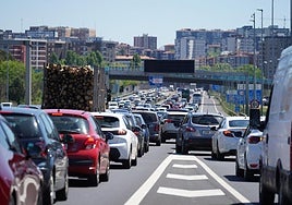 Cambios de la DGT para 2026: la maniobra que deberán hacer los vehículos en los atascos