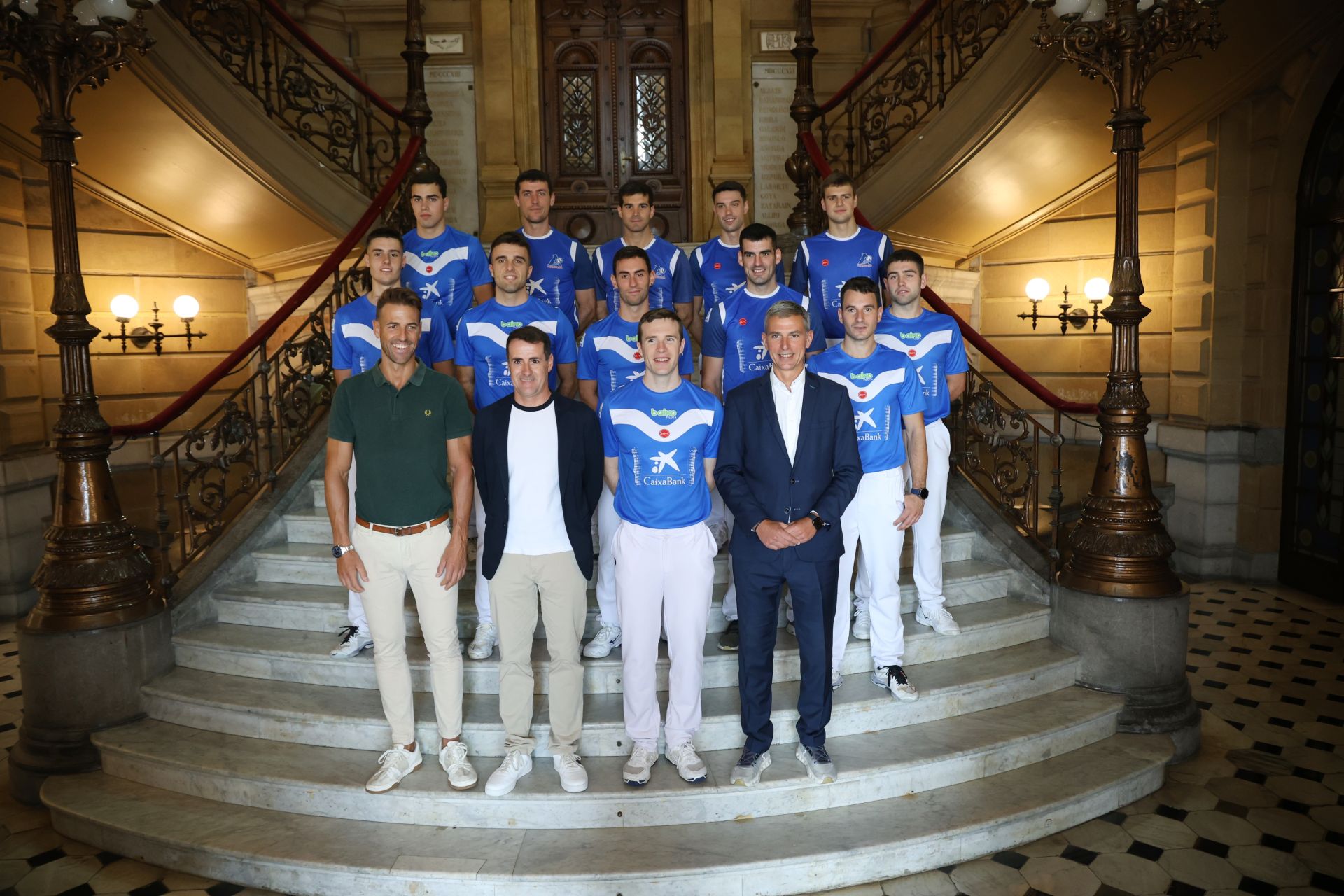 Pelotaris participantes, patrocinadores y representantes institucionales.