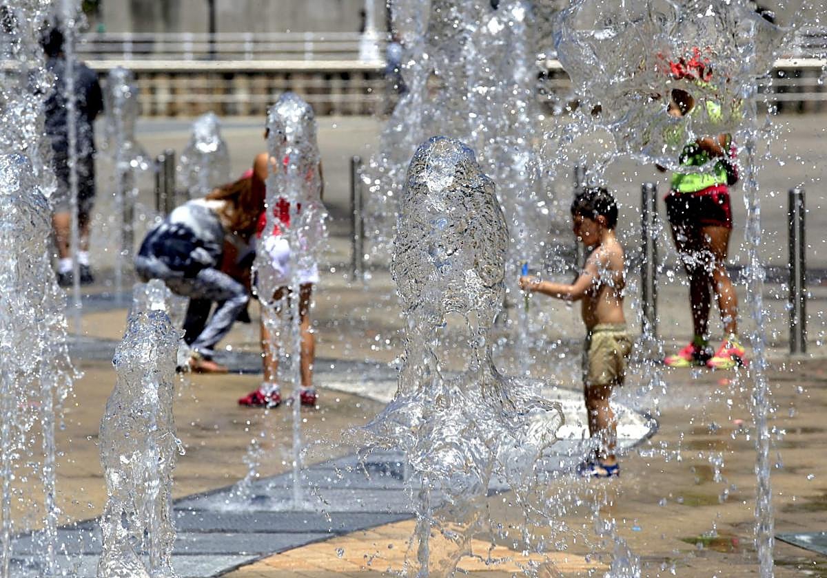 La fuente de los chorros del Guggenheim cierra por los conciertos de Aste Nagusia