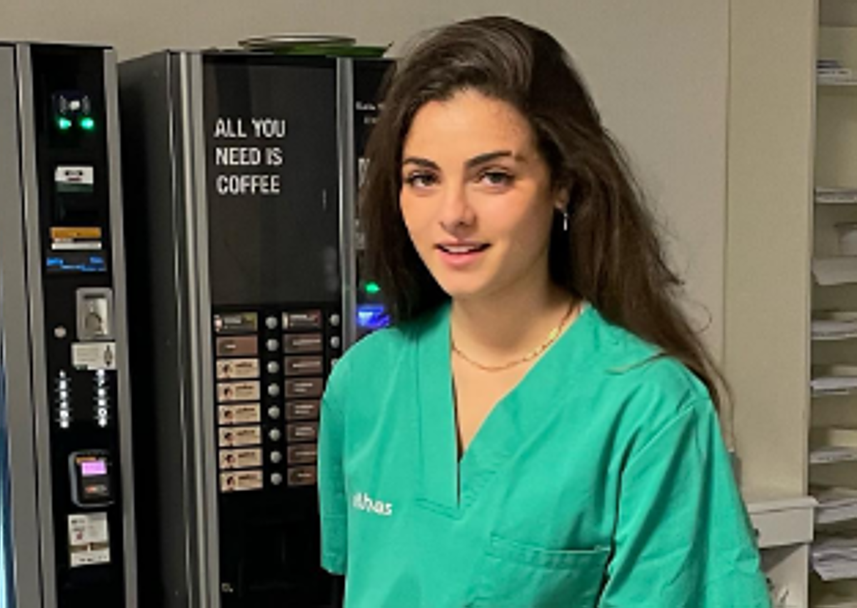 Imagen secundaria 1 - En la imagen superior, Lucía durante una actuación este verano; en el centro, en su etapa como estudiante de Medicina, y en la fotografía inferior, hace una semanas en el Orgullo de Madrid.