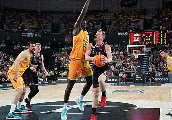 Harald Frey trata de encestar en la canasta del Gran Canaria, que cayó en Miribilla por 90-72 la pasada temporada.