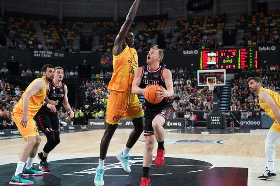 Harald Frey trata de encestar en la canasta del Gran Canaria, que cayó en Miribilla por 90-72 la pasada temporada.