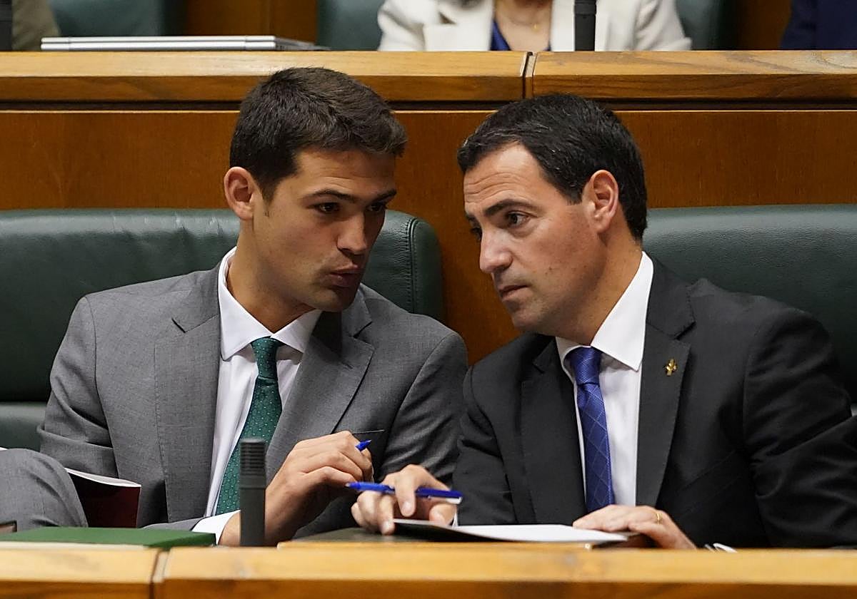 El portavoz parlamentario del PNV, Joseba Díez Antxustegi, y el lehendakari, Imanol Pradales.