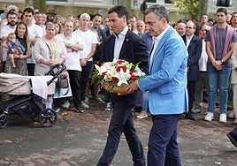 Imanol Pradales y Aitor Esteban realizan la ofrenda floral ante la estatua de Sabino Arana durante el acto por el 130 aniversario del PNV en los Jardines de Albia de Bilbao.