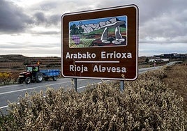 Cartel en la entrada a Rioja Alavesa.
