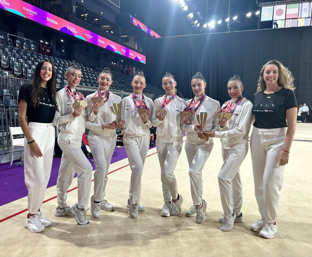 Salma Solaun y sus compañeras de equipo posan con las medallas de oro.