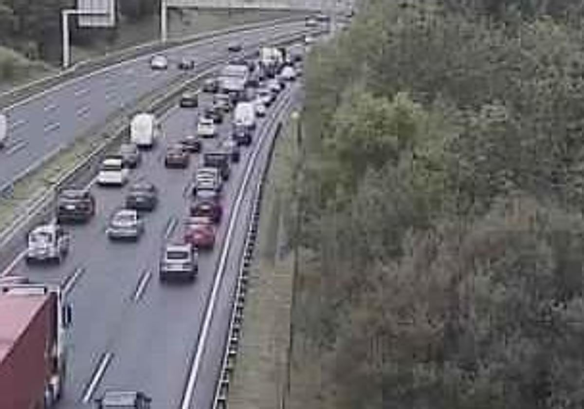 Finalizan las retenciones en el corredor del Txorierri por un choque entre dos vehículos en sentido Barakaldo