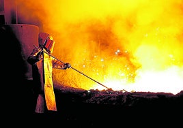 Un trabajador del acero durante sus labores en una fundición