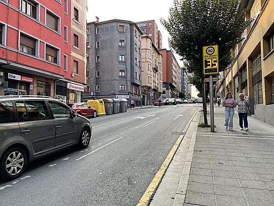 Un vehículo, en Lehendakari Agirre, supera el límite de velocidad establecido para circular por el casco urbano del municipio.