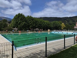 Desde Bildu se quejan del color «verdoso» del agua de las piscinas.