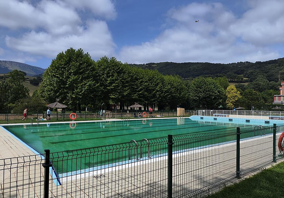 Desde Bildu se quejan del color «verdoso» del agua de las piscinas.