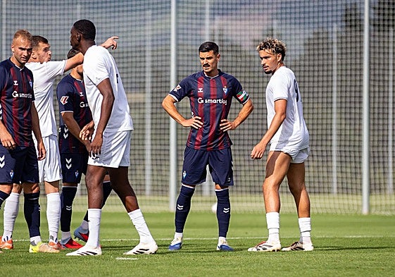 Sergio Álvarez jugó la mitad del partido ante el Pau a la espera de que se cierre su posible salida.