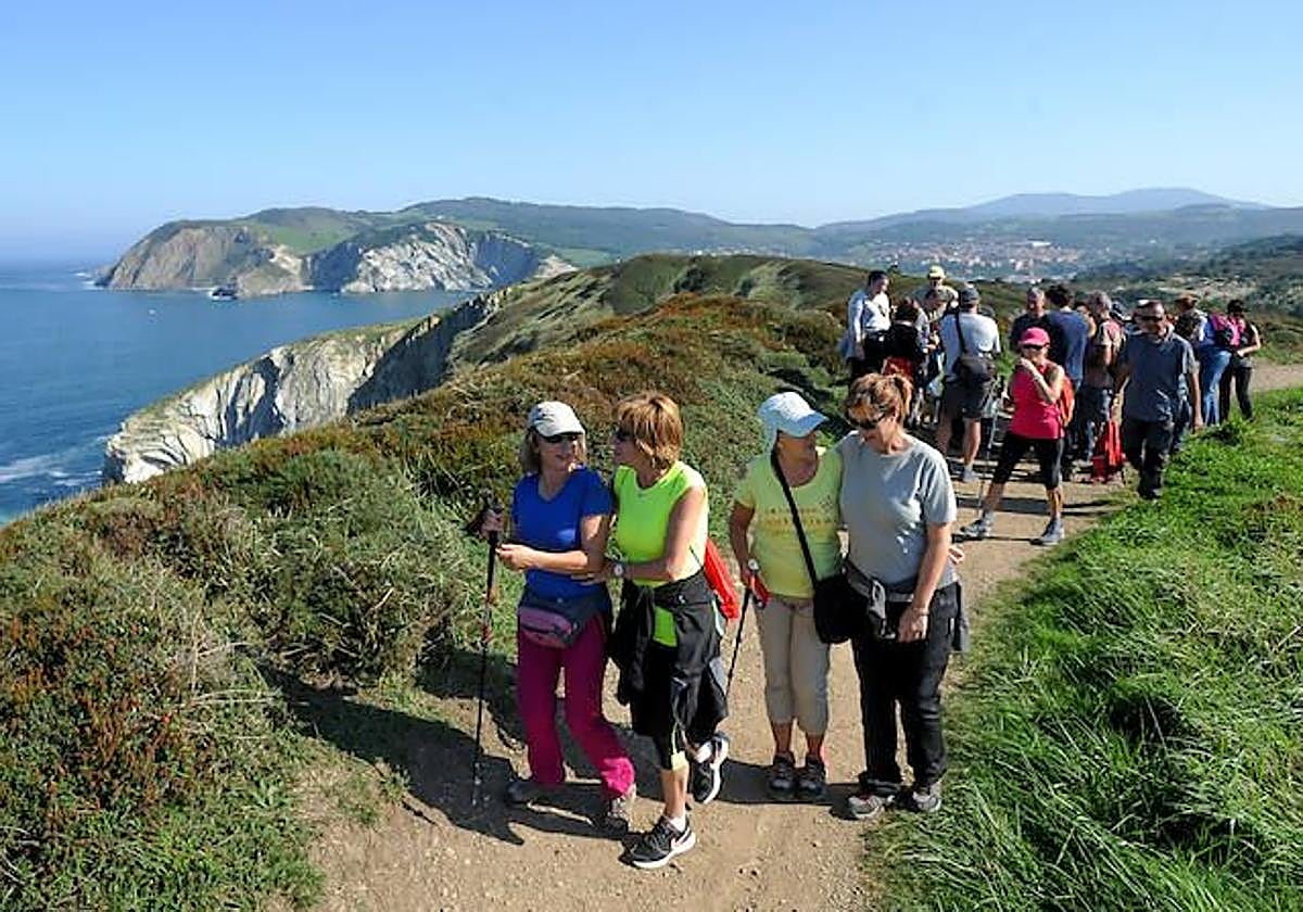 Una edición pasada de las ruta por los acantilados de Barrika y sus yacimientos.