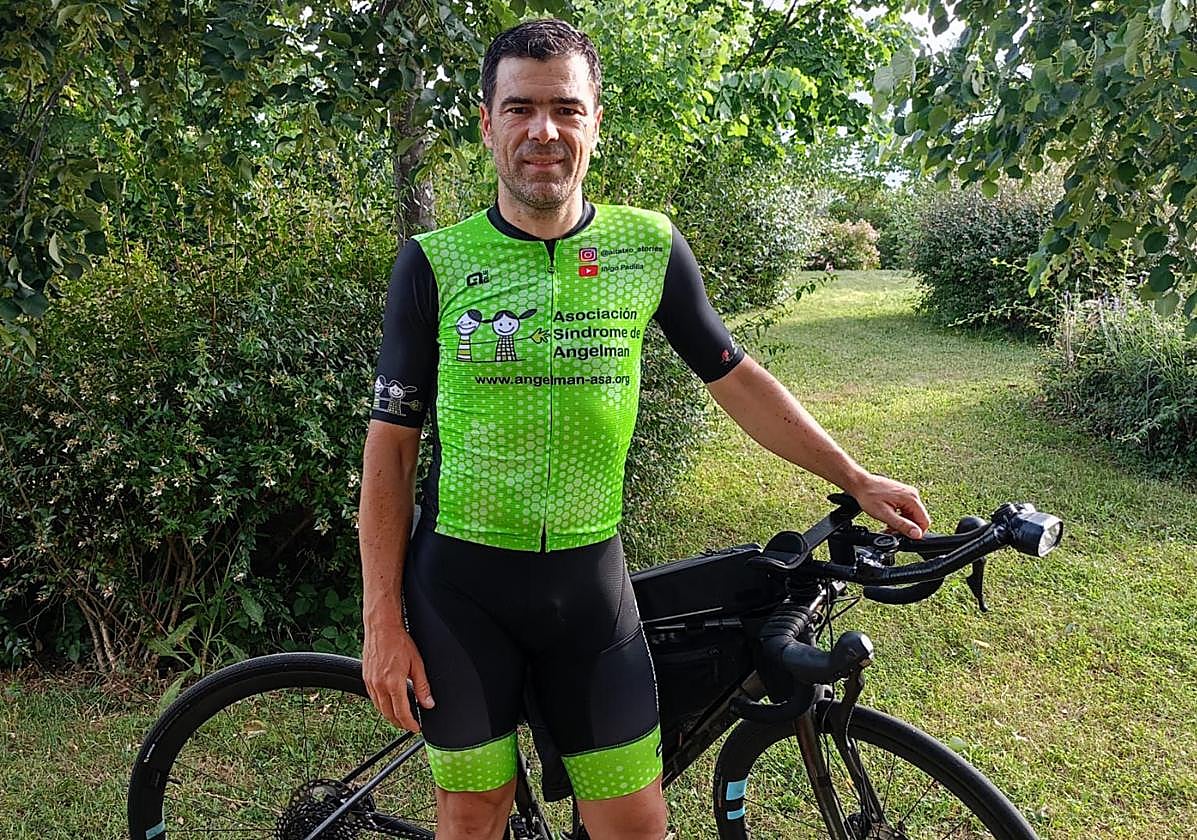 El ciclista posa con el maillot conmemorativo del Síndrome de Angelman y su bicicleta.
