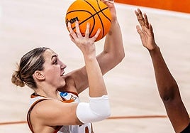 Taylor Jones, en un partido con la Universidad de Texas