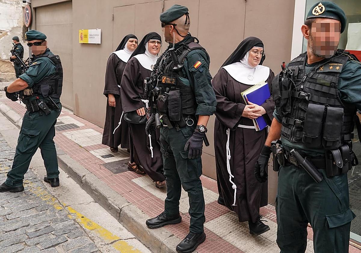 Las monjas, a su llegada al juzgado.