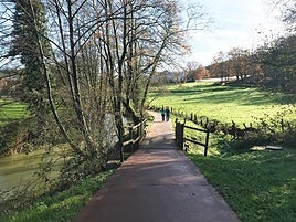 El bidegorri que transcurre junto al río Urko conecta Etxebarria con Markina.