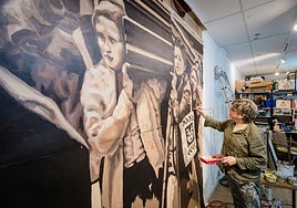 La experta muralista Verónica Werckmeister trabaja en una parte del mural