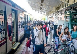 Viajeros del Cercanías de Álava en la estación de Vitoria