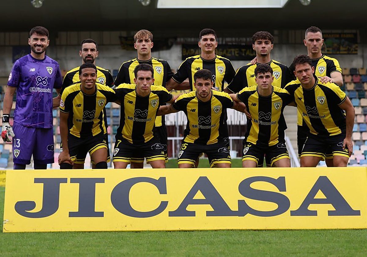 Los once jugadores del Barakaldo que salieron de inicio ante Osasuna Promesas en Lasesarre.