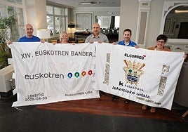 Representantes municipales de Lekeitio y del club Isuntza junto a los patrocinadores en la presentación de la regata.