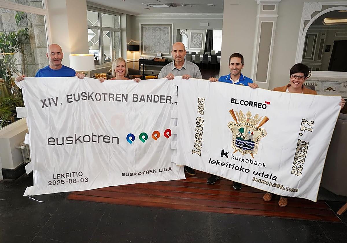 Representantes municipales de Lekeitio y del club Isuntza junto a los patrocinadores en la presentación de la regata.