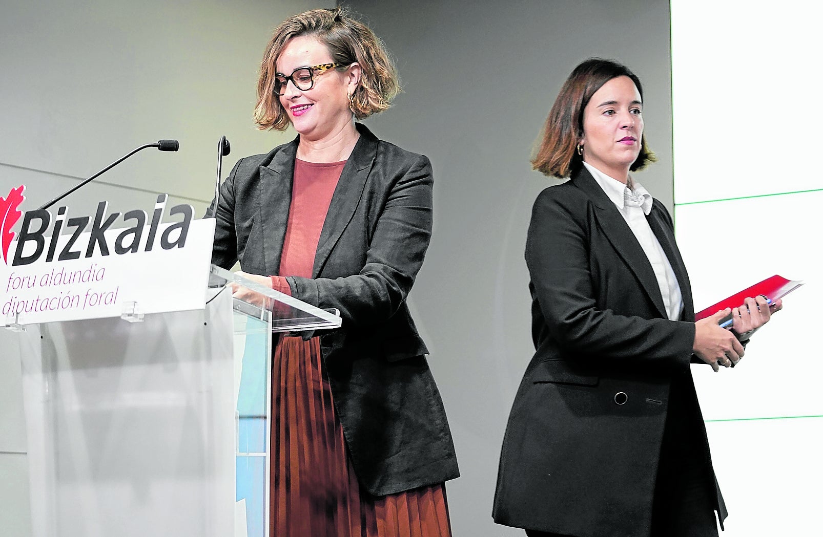 La diputada general, Elixabe Etxanobe, y la diputada de Hacienda, Itxaso Berrojalbiz