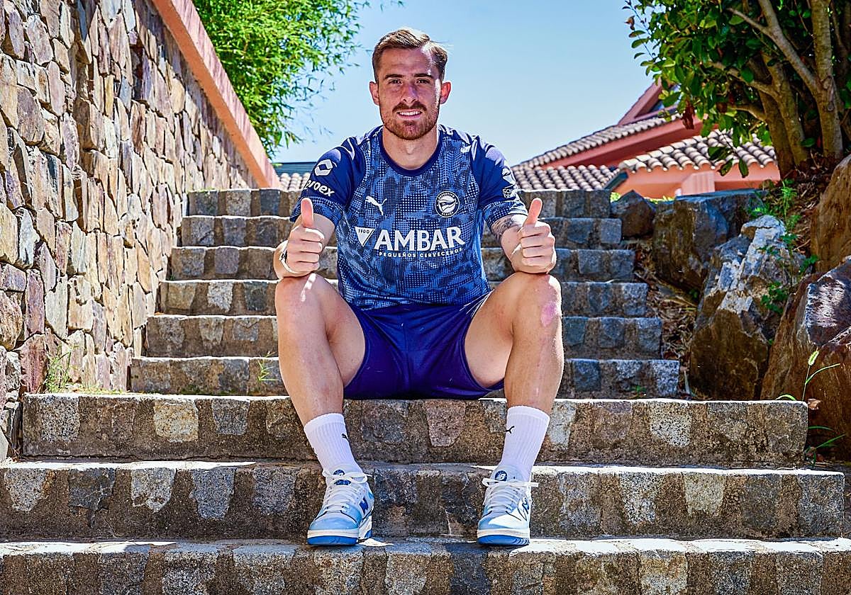 Toni Martínez atiende sin prisa y sonriente desde la concentración albiazul.