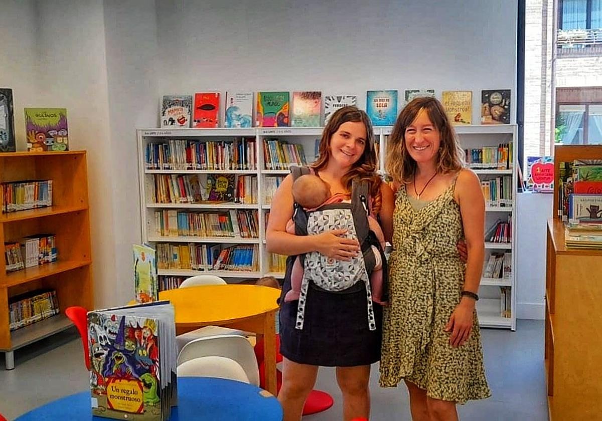 Enara Menoyo con su hija Ilargi y Janire Martínez, impulsoras de la asociación Altzoan Zaintza Sarea.