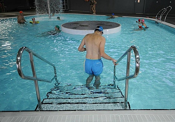 Reabierta la piscina lúdica del centro cívico Ibaiondo tras reparar una grieta