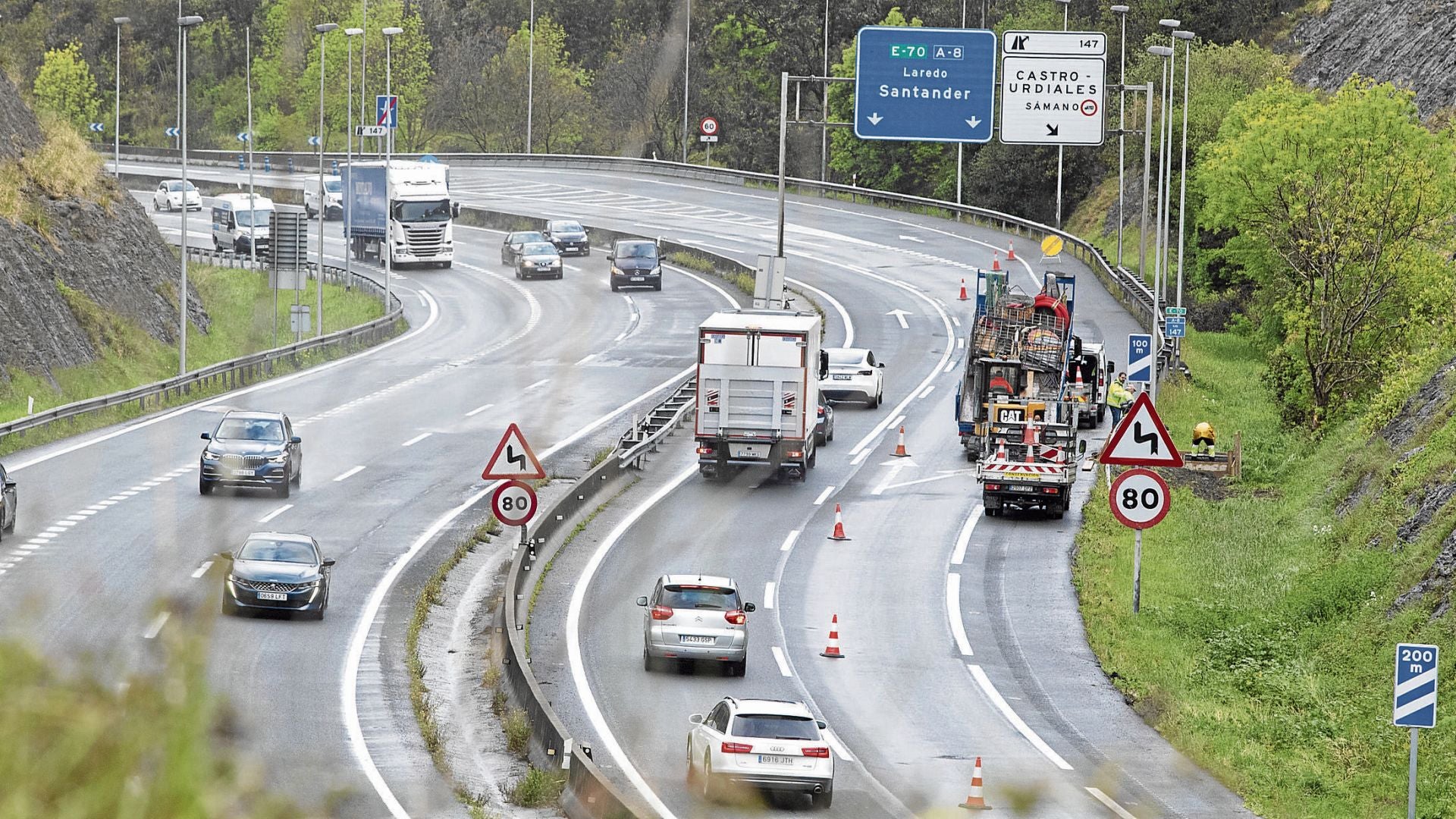 Operarios instalan los tótems para sujetar el radar de tramo que empezará a funcionar el martes.