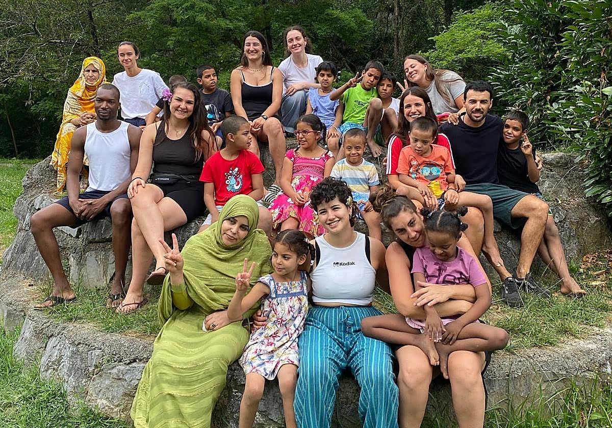 Se organizan salidas al monte, talleres creativos, días de piscina, excursiones, paseos a caballo y surf inclusivo.