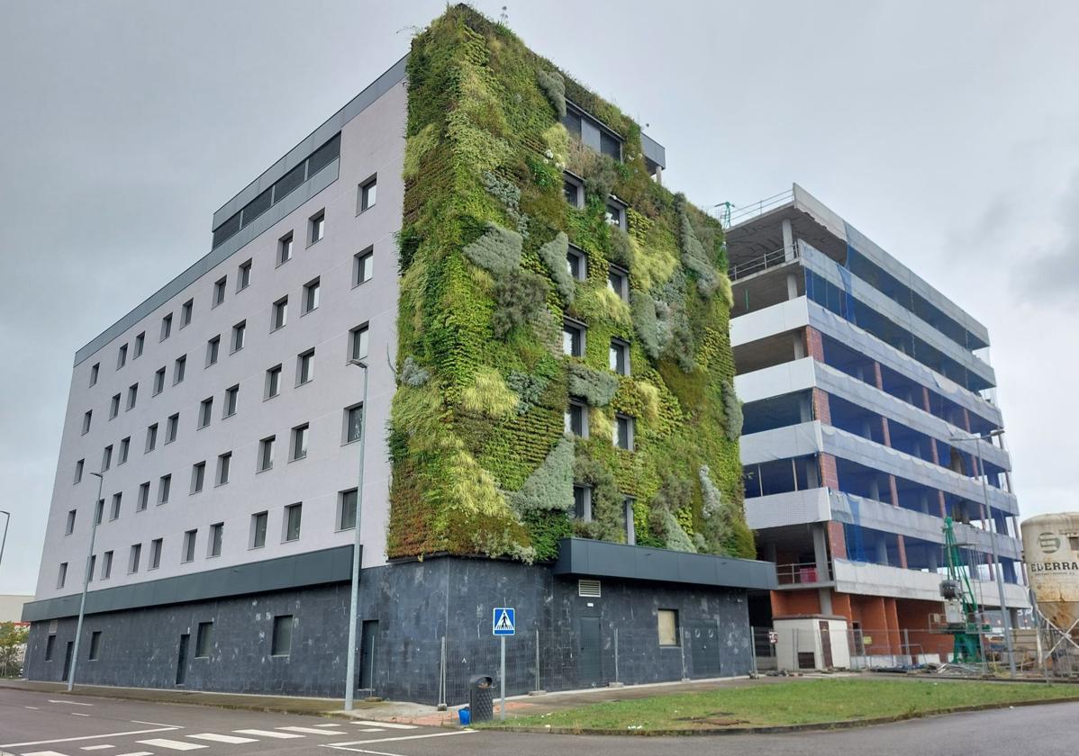 El inmueble, con una fachada verde, está en el polígono Ibarzaharra, junto al polo sanitario.