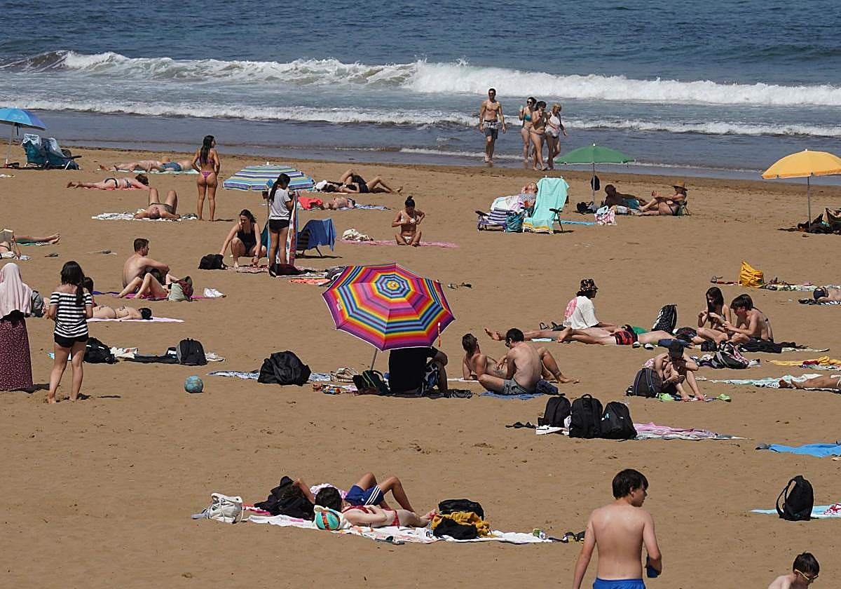 Imagen de la playa de Sopela durante una jornada de sol.