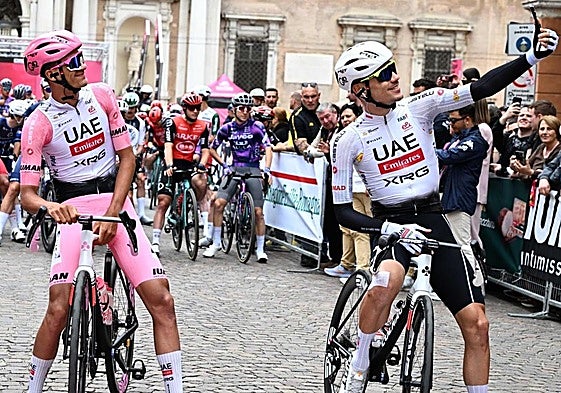 Juan Ayuso se hace un selfie con Isaac del Toro en el último Giro de Italia.