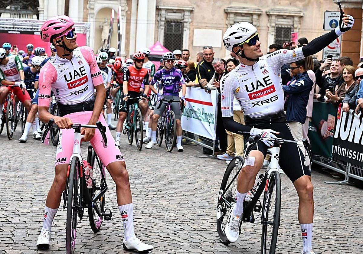 Juan Ayuso se hace un selfie con Isaac del Toro en el último Giro de Italia.